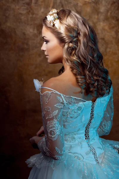 Mooi meisje bruid in luxe trouwjurk, portret in profiel, effecten van glare — Stockfoto