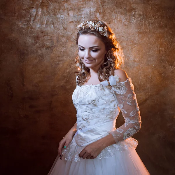 Glücklich schöne Mädchen Braut in luxuriösen Hochzeitskleid, Porträt in goldenen Tönen, Auswirkungen der Blendung — Stockfoto