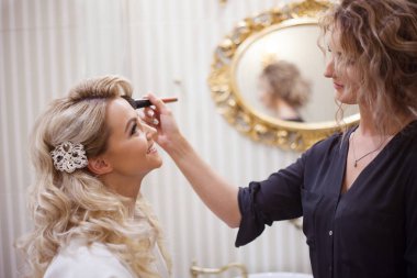 bir sabah düğün öncesi gelin hazırlama makyaj sanatçısı