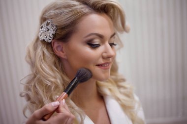 bir sabah düğün öncesi gelin hazırlama makyaj sanatçısı