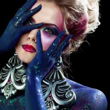 Parlak sanat-makyaj, yüksek saç, vücut boyama genç çekici sarışın kız. Rhinestones ve glitter