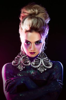 Parlak sanat-makyaj, yüksek saç, vücut boyama genç çekici sarışın kız. Rhinestones ve glitter