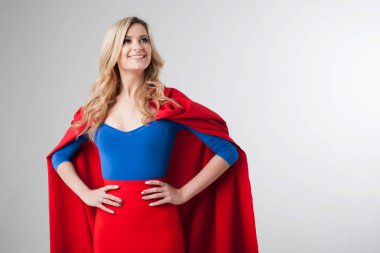 Süper kahraman kadın. Genç ve güzel sarışın kırmızı pelerin büyüyen superheroine görüntü