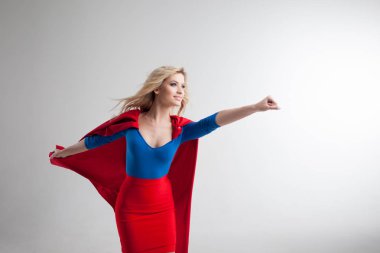 Süper kahraman kadın. Genç ve güzel sarışın kırmızı pelerin büyüyen superheroine görüntü