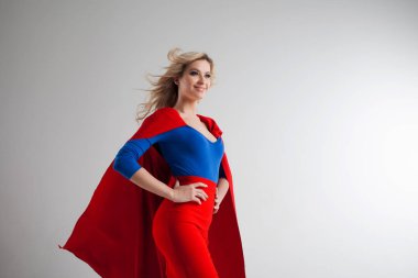 Süper kahraman kadın. Genç ve güzel sarışın kırmızı pelerin büyüyen superheroine görüntü