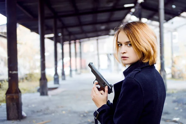 Kobieta, wskazując broń. Dziewczyna mafii strzelanie na kogoś na ulicy. — Zdjęcie stockowe