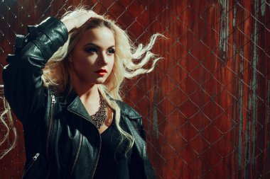 RocknRoll kız, genç güzel kadın dansları çite karanlık sokakta mesh