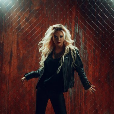 RocknRoll kız, genç güzel kadın dansları çite karanlık sokakta mesh