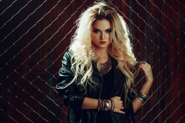 RocknRoll kız, çit kafes karşı duran genç güzel kadın
