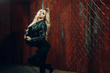 RocknRoll kız, çit kafes karşı duran genç güzel kadın