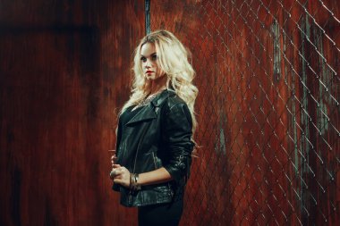 RocknRoll kız, çit kafes karşı duran genç güzel kadın