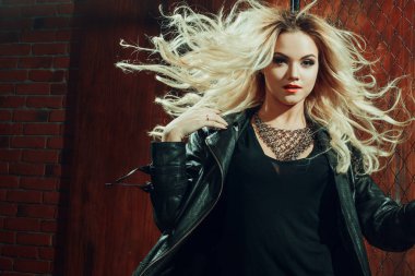 RocknRoll kız, genç güzel kadın dansları çite karanlık sokakta mesh