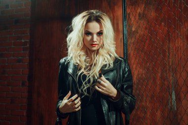 RocknRoll kız, genç güzel kadın dansları çite karanlık sokakta mesh