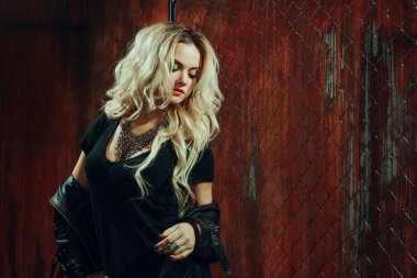 RocknRoll kız, genç güzel kadın dansları çite karanlık sokakta mesh