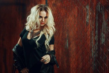 RocknRoll kız, genç güzel kadın dansları çite karanlık sokakta mesh