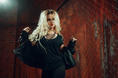 RocknRoll kız, genç güzel kadın dansları çite karanlık sokakta mesh