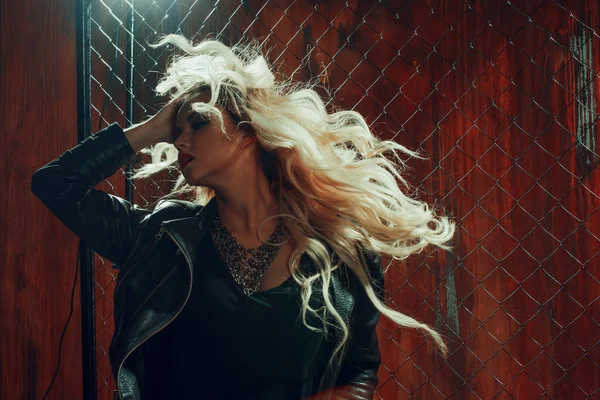 RocknRoll kız, genç güzel kadın dansları çite karanlık sokakta mesh