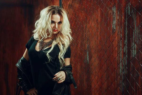 RocknRoll kız, genç güzel kadın dansları çite karanlık sokakta mesh