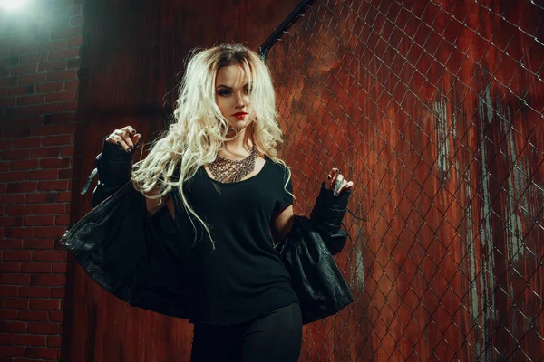 RocknRoll kız, genç güzel kadın dansları çite karanlık sokakta mesh