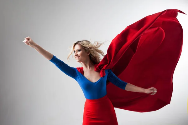 Femme super-héros. Jeune et belle blonde à l'image de superhéroïne en rouge Cape croissante — Photo