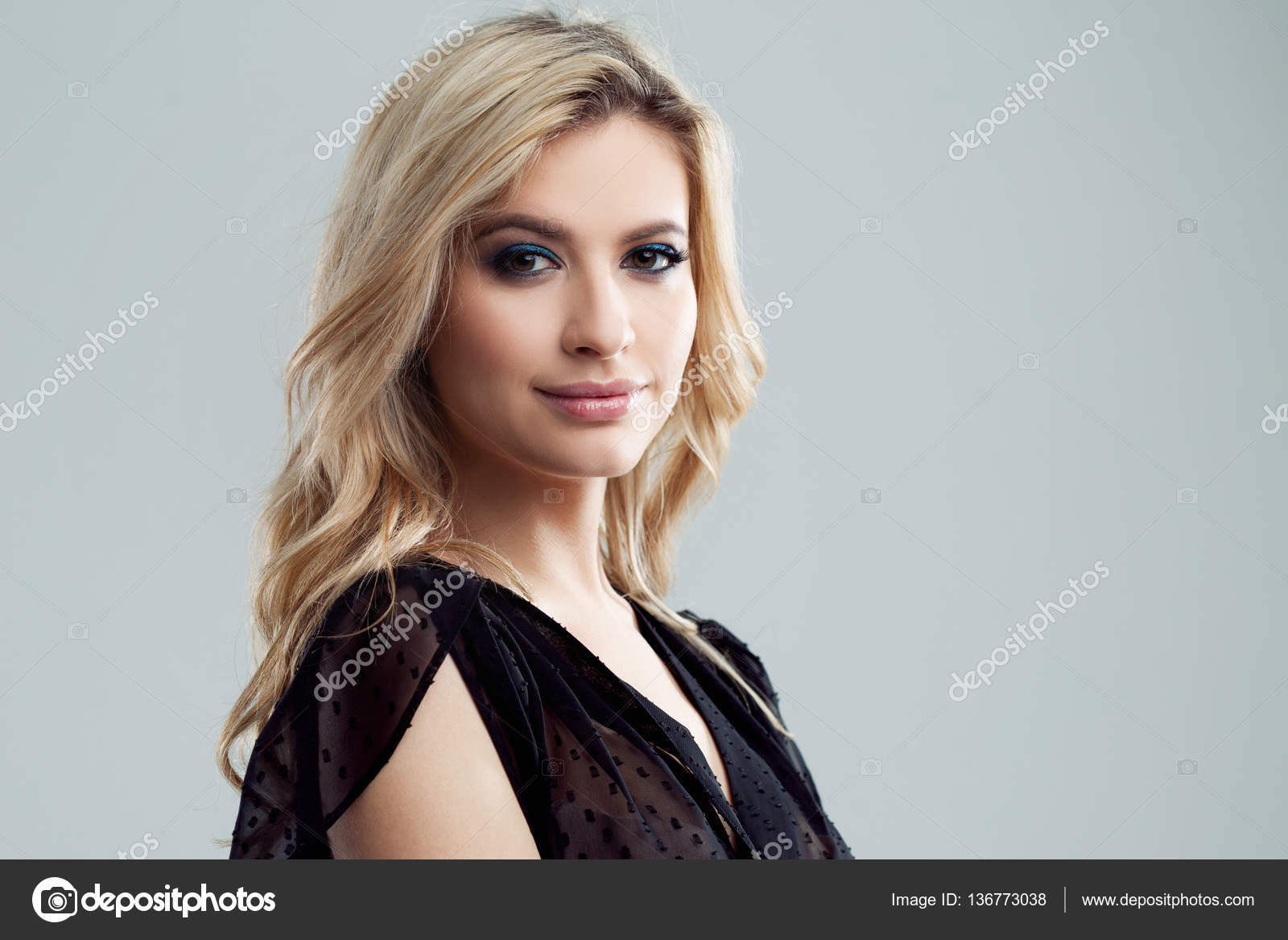 Junges Und Attraktives Blondes Madchen Mit Glanzendem Welligem Haar Schones Modell Lockige Frisur Stockfotografie Lizenzfreie Fotos C Kriscole 136773038 Depositphotos