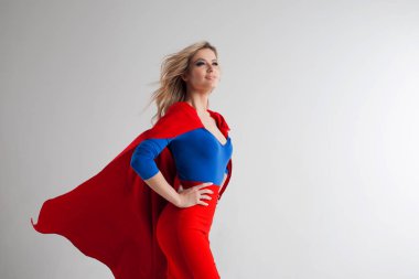 Süper kahraman kadın. Genç ve güzel sarışın kırmızı pelerin büyüyen superheroine görüntü