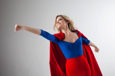 Süper kahraman kadın. Genç ve güzel sarışın kırmızı pelerin büyüyen superheroine görüntü