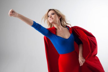 Süper kahraman kadın. Genç ve güzel sarışın kırmızı pelerin büyüyen superheroine görüntü