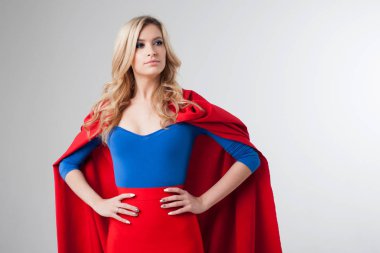 Süper kahraman kadın. Genç ve güzel sarışın kırmızı pelerin büyüyen superheroine görüntü