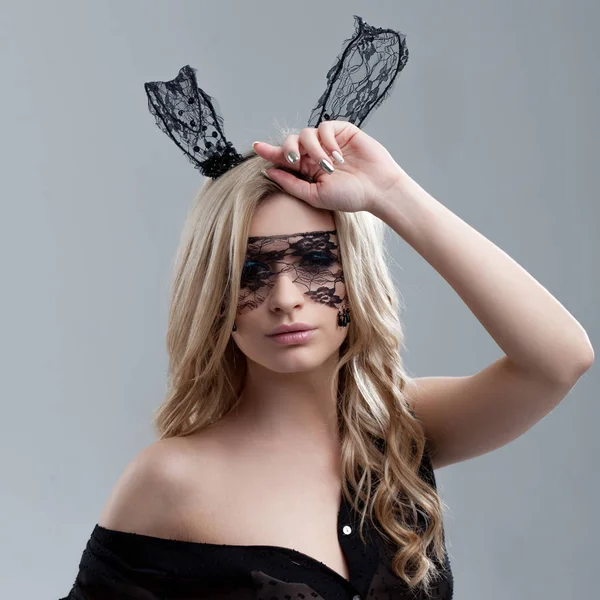 Beleza mulher loira menina com coelho coelho no estúdio com fundo branco — Fotografia de Stock