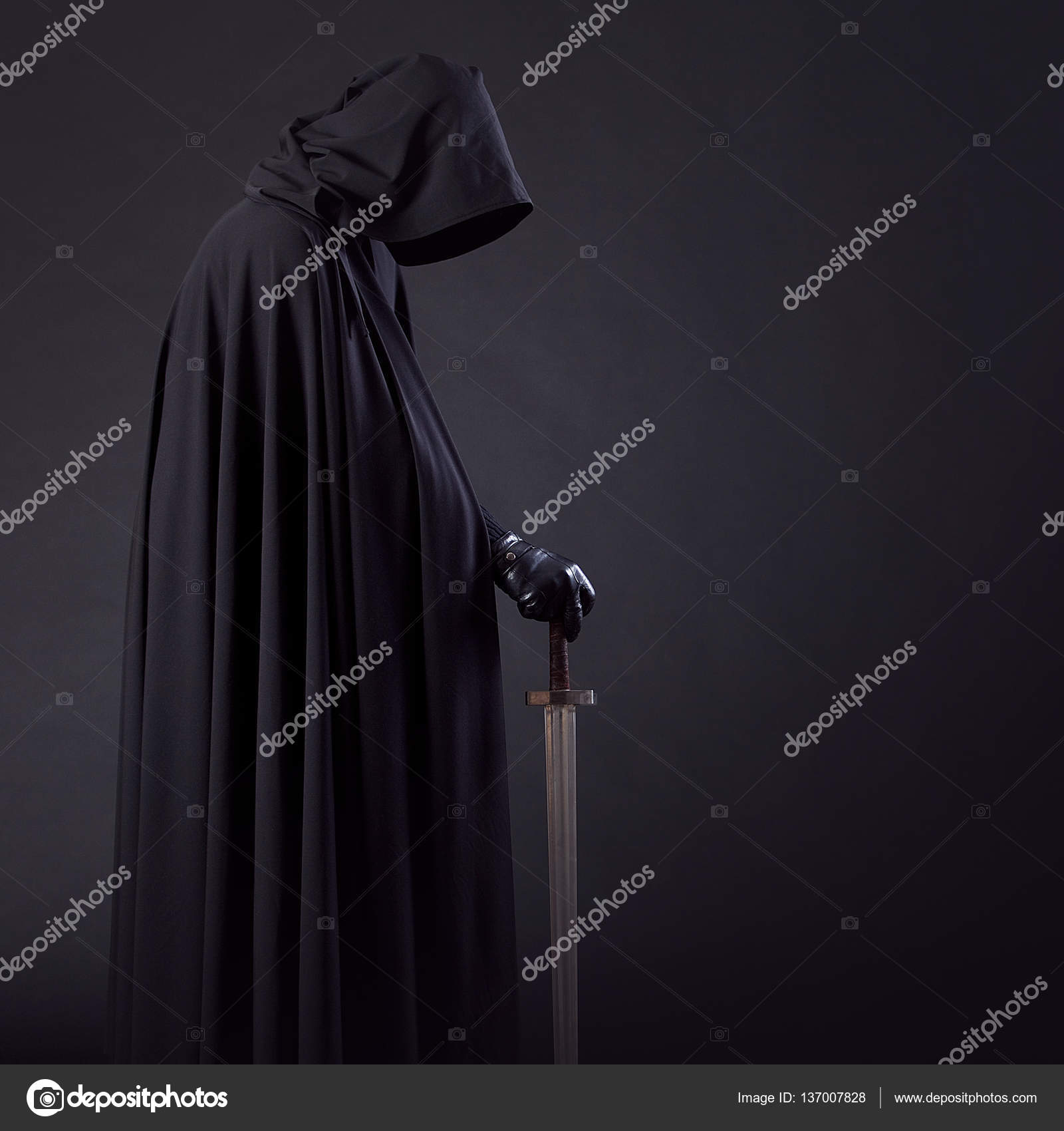 Портрет Храброго Воина Странника В Черном Плаще И С Мечом В Руке.