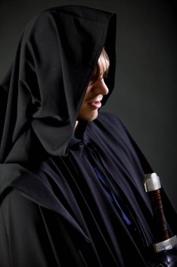 Bir cesur savaşçı gezgin bir siyah pelerin ve elinde kılıç portresi.