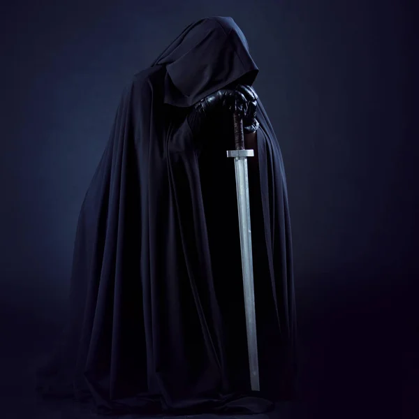 Bir cesur savaşçı gezgin bir siyah pelerin ve elinde kılıç portresi.