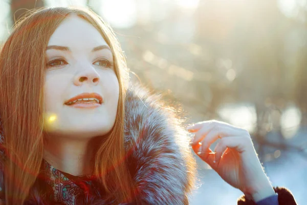 Mulher jovem e atraente no passeio, inverno, casaco quente com um capuz — Fotografia de Stock