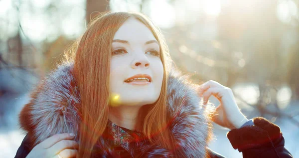 Mulher jovem e atraente no passeio, inverno, casaco quente com um capuz — Fotografia de Stock