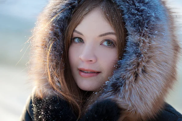 Giovane e attraente donna in cappotto con cappuccio, primo piano — Foto Stock