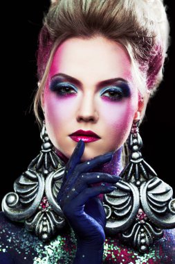 Olarak parlak sanat-makyaj, genç çekici sarışın kızın dudaklarına dokunmadan