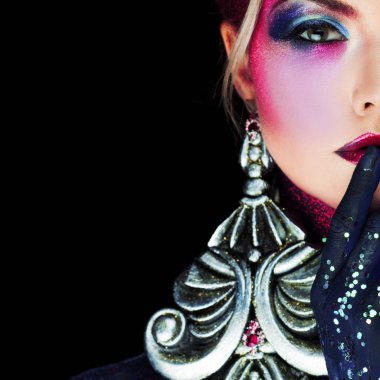 Olarak parlak sanat-makyaj, genç çekici sarışın kızın dudaklarına dokunmadan