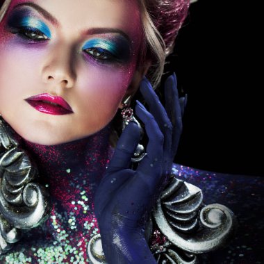 Parlak sanat-makyaj, yüksek saç, vücut boyama genç çekici sarışın kız. Rhinestones ve glitter