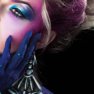 Parlak sanat-makyaj, yüksek saç, vücut boyama genç çekici sarışın kız. Rhinestones ve glitter