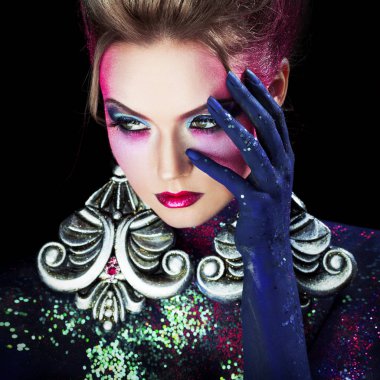 Parlak sanat-makyaj, yüksek saç, vücut boyama genç çekici sarışın kız. Yüzünde palmiye