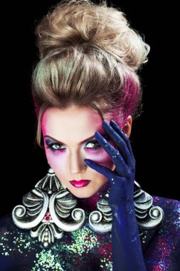 Parlak sanat-makyaj, yüksek saç, vücut boyama genç çekici sarışın kız. Yüzünde palmiye