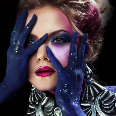 Parlak sanat-makyaj, yüksek saç, vücut boyama genç çekici sarışın kız. Rhinestones ve glitter