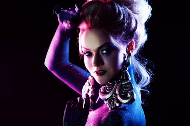 Parlak sanat-makyaj, mor tonlarda genç çekici sarışın kız. Karanlıkta dans
