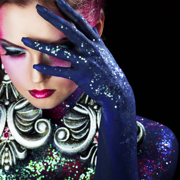 Parlak sanat-makyaj, yüksek saç, vücut boyama genç çekici sarışın kız. Yüzünde palmiye