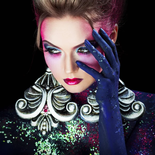 Parlak sanat-makyaj, yüksek saç, vücut boyama genç çekici sarışın kız. Yüzünde palmiye