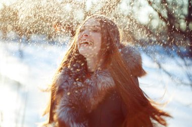 Genç ve çekici kadın yürüyüş, kış, sıcak palto bir kukuleta ile