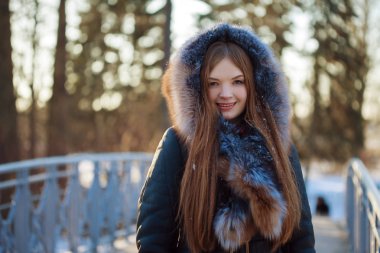 genç ve çekici bir kadın bir ceket ile kukuleta, yakın çekim