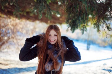 Genç ve çekici kadın yürüyüş, kış, sıcak palto bir kukuleta ile