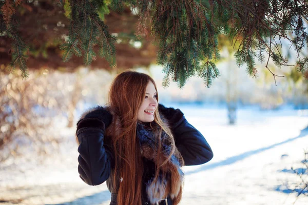 Femme jeune et séduisante en promenade, hiver, manteau chaud avec capuche — Photo